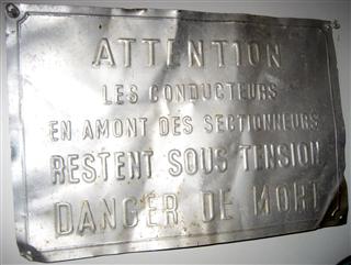 ATTENTION
LES CONDUCTEURS
EN AMONT DES SECTIONNEURS
RESTENT SOUS TENSION
DANGER DE MORT

Sheet metal.