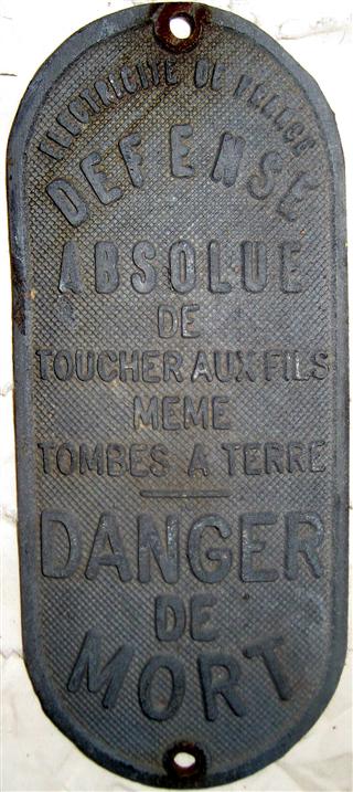 ELECTRICITY DE FRANCE
DEFENSE ABSOLUE
DE TOUCHE AUX FILS
MEME TOMBES A TERRE
DANGER DE MORT

Cast metal.