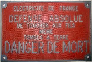 ELECTRICITY DE FRANCE
DEFENSE ABSOLUE
DE TOUCHE AUX FILS
MEME TOMBES A TERRE
DANGER DE MORT

Cast metal.