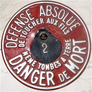 DEFENSE ABSOLUE
DE TOUCHE AUX FILS
MEME TOMBES A TERRE
DANGER DE MORT

Sheet metal, tag with 2 on it.