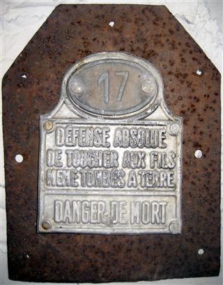 17
DEFENSE ABSOLUE
DE TOUCHE AUX FILS
MEME TOMBES A TERRE
DANGER DE MORT

Sheet metal.